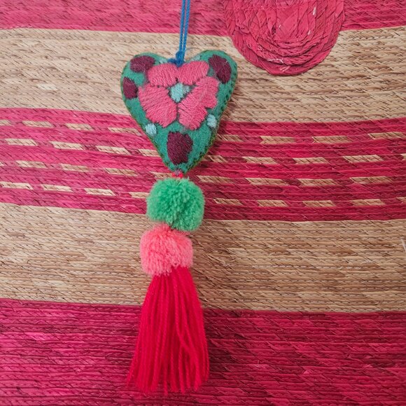 NWOT Artisanal Mexican Woven Straw Bag Pink & Natural with "Corazon" Charm - Picture 2 of 11